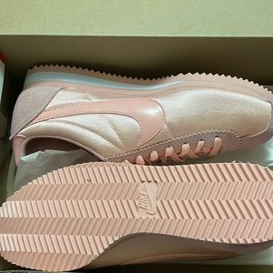 WMNS NIKE CORTEZ CLASSIC SIZE 9, Coral